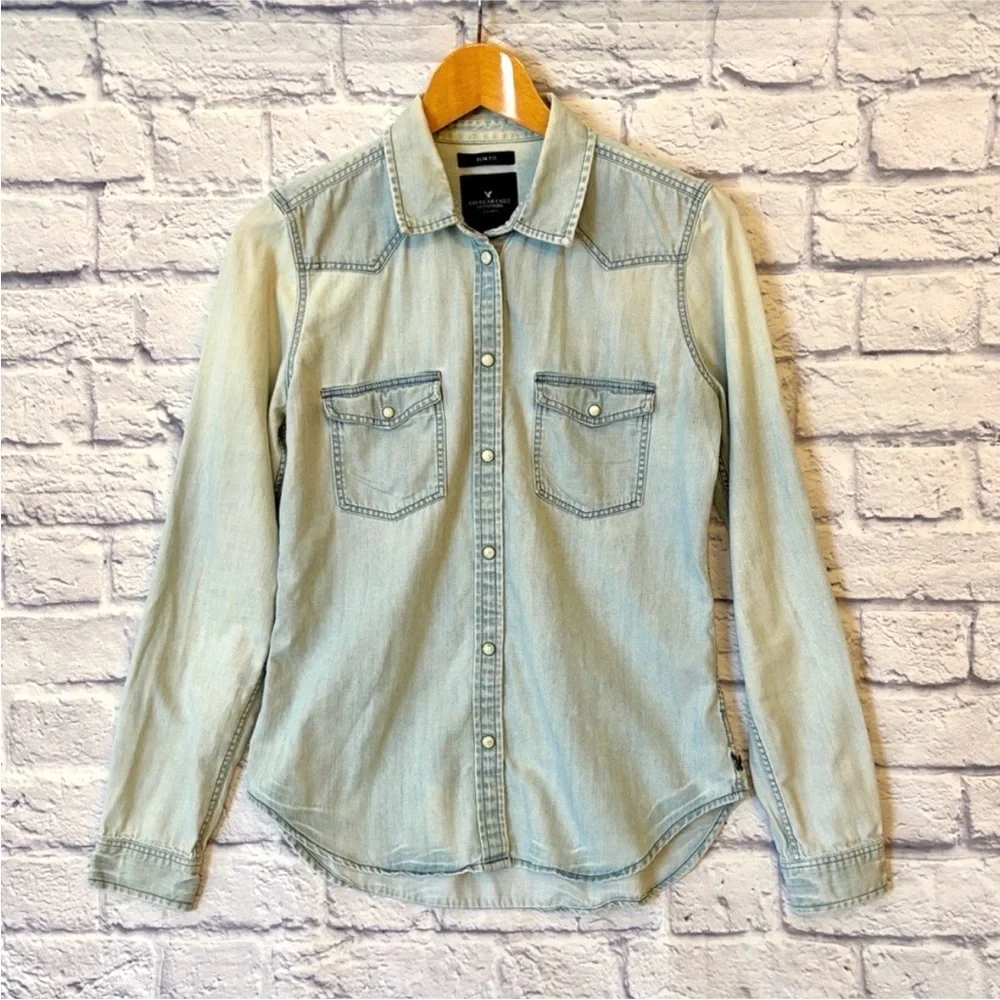 American Eagle Denim Button Down Shirt Long Sleeve Light Blue Slim Fit Small